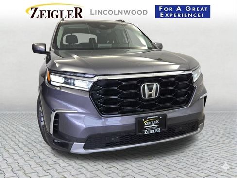 Used 2025 Honda Pilot Touring image 4