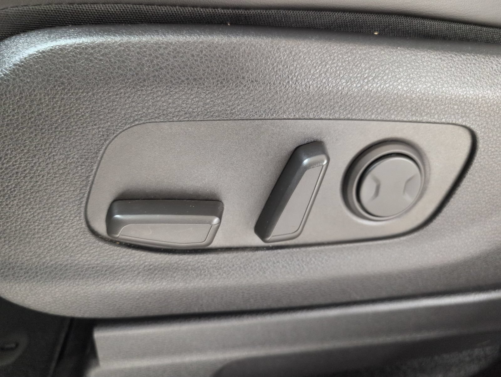 Used 2024 Kia Carnival EX FWD image 7