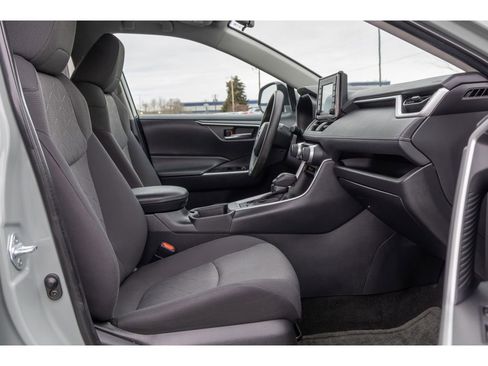 Used 2021 Toyota RAV4 XLE image 11