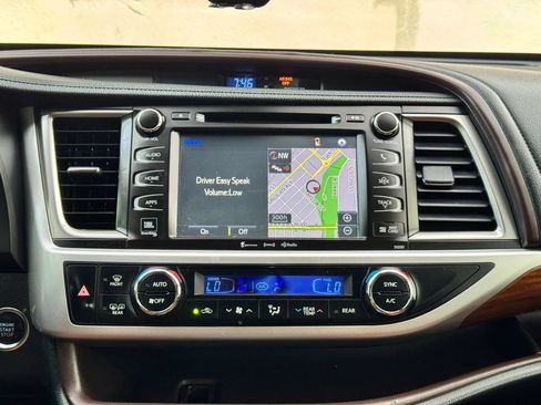 Used 2019 Toyota Highlander Limited FWD image 28