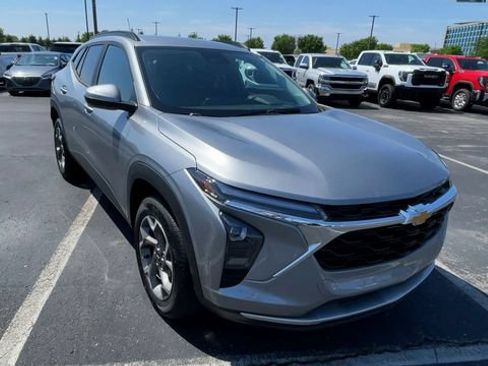 Used 2024 Chevrolet Trax LT w/ Driver Confidence Package FWD image 4