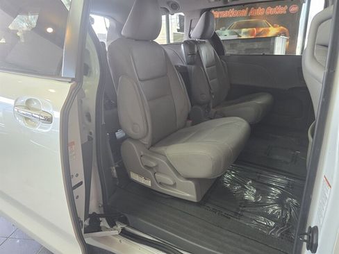 Used 2017 Toyota Sienna XLE image 16
