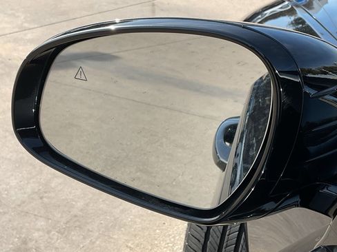 Used 2025 Genesis G70 2.5T image 11