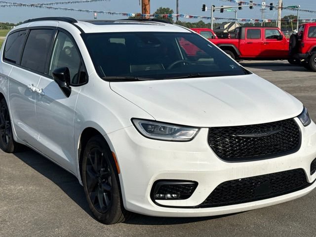 Used 2025 Chrysler Pacifica Limited FWD image 5