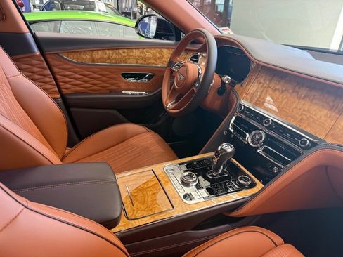 Used 2020 Bentley Flying Spur W12 image 32