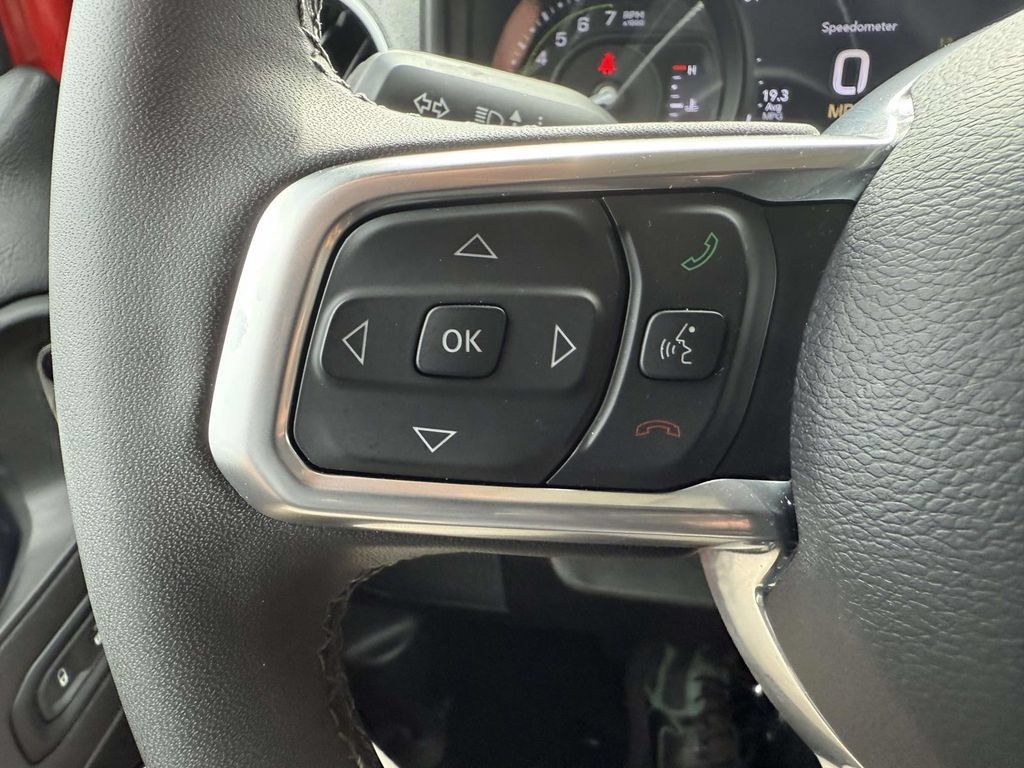 Used 2025 Jeep Wrangler Unlimited Sahara AWD/4WD image 24