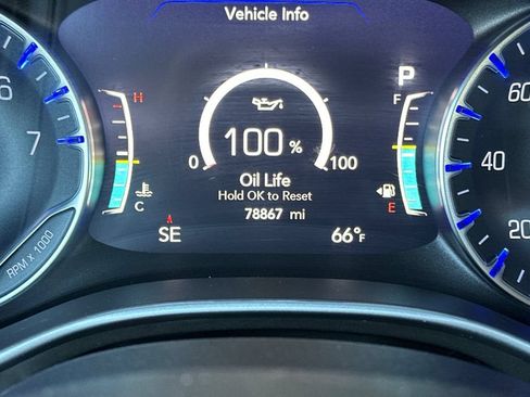 Used 2021 Chrysler Pacifica Touring FWD image 28