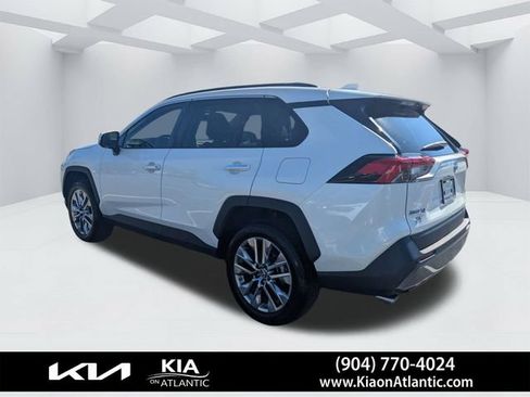 Used 2019 Toyota RAV4 Limited w/ Cold Weather Package FWD image 5