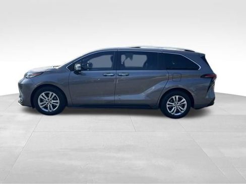 Used 2022 Toyota Sienna Platinum AWD/4WD image 4