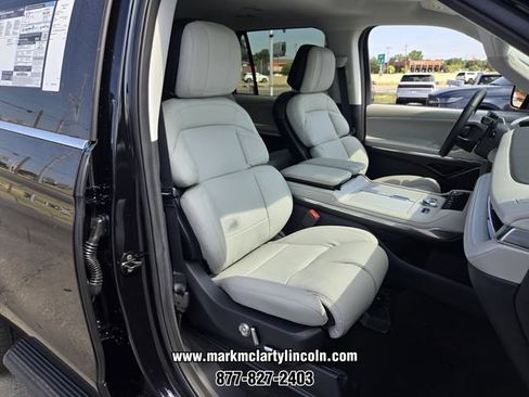 New 2026 Lincoln Navigator Premiere AWD/4WD image 13