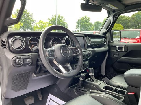 Used 2023 Jeep Wrangler Unlimited Sahara AWD/4WD image 16