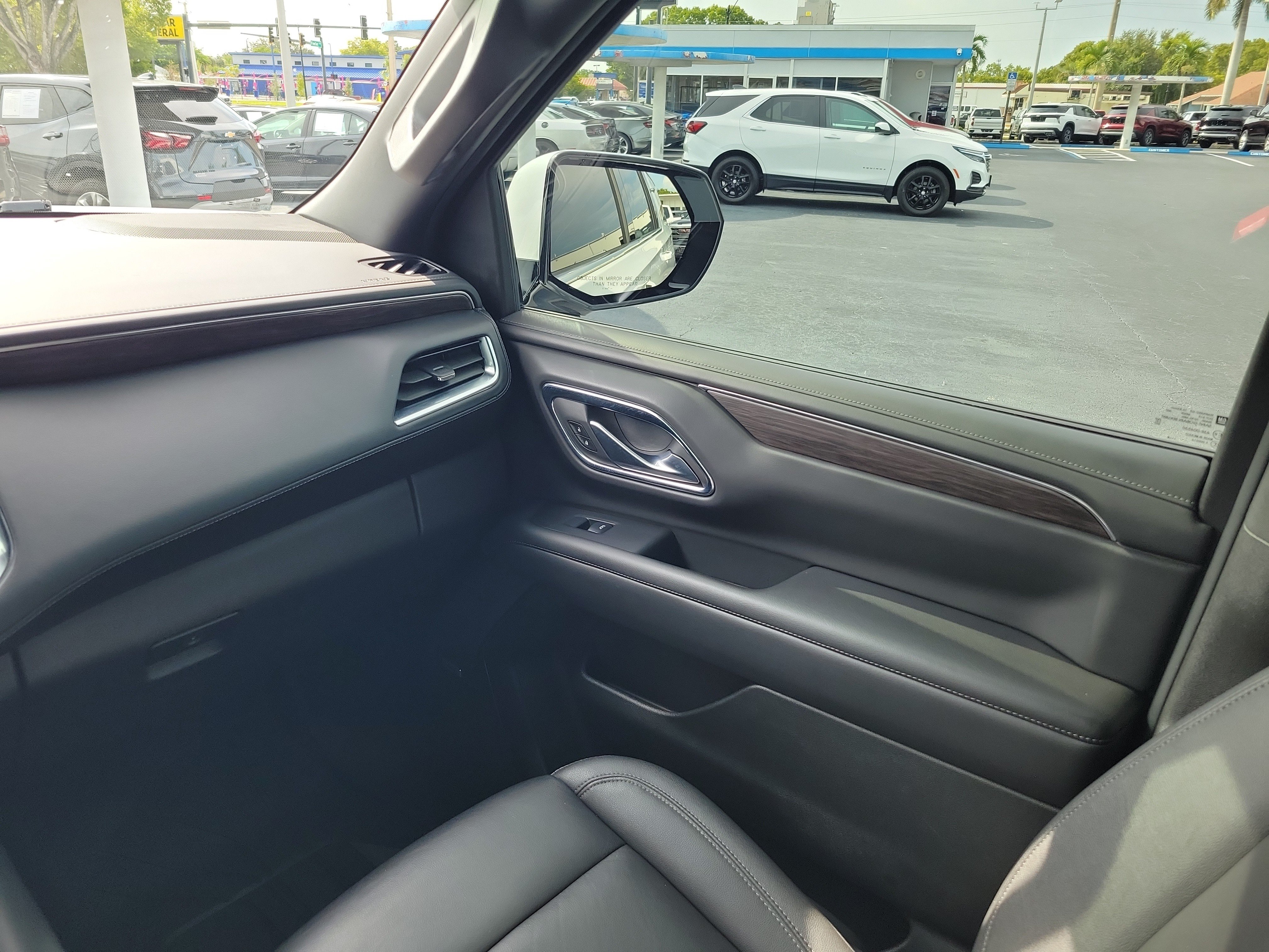 Used 2024 Chevrolet Suburban LT w/ Luxury Package RWD image 13