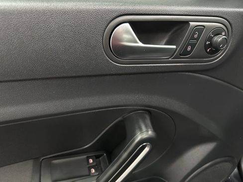 Used 2018 Volkswagen Beetle 2.0T FWD image 18