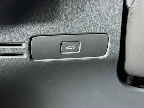 Used 2023 Volvo XC40 B5 Ultimate w/ Protection Package Premier image 11