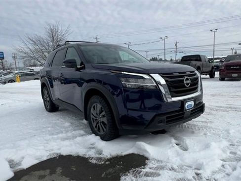 Used 2022 Nissan Pathfinder SV image 2