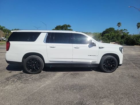Used 2023 GMC Yukon XL Denali AWD/4WD image 4