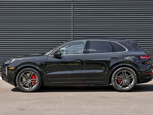New 2026 Porsche Cayenne Turbo image 2