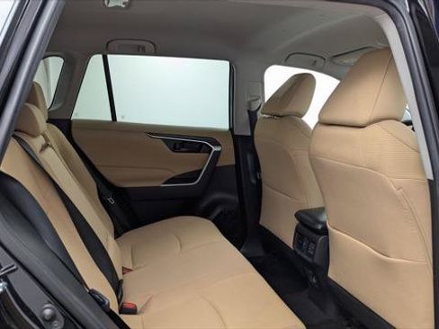 Used 2021 Toyota RAV4 LE AWD/4WD image 18