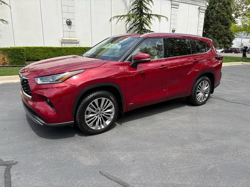 Used 2024 Toyota Highlander Platinum AWD/4WD image 2