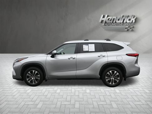 Used 2023 Toyota Highlander XLE image 6