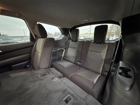 Used 2018 Nissan Pathfinder SV image 11