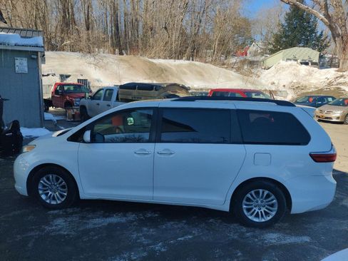 Used 2015 Toyota Sienna XLE image 4