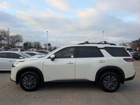 Certified 2024 Nissan Pathfinder SV image 3