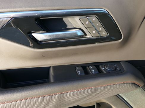 Used 2025 Chevrolet Suburban RST image 13