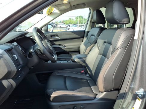 Used 2025 Nissan Pathfinder SL AWD/4WD image 17