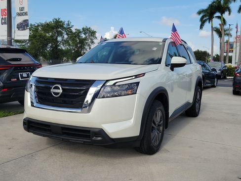 Used 2024 Nissan Pathfinder SV w/ Lighting Package (N92) FWD image 6