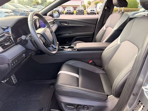 Used 2025 Toyota Camry SE w/ Convenience Package FWD image 5