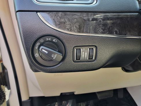 Used 2013 Chrysler Town & Country Touring FWD image 9