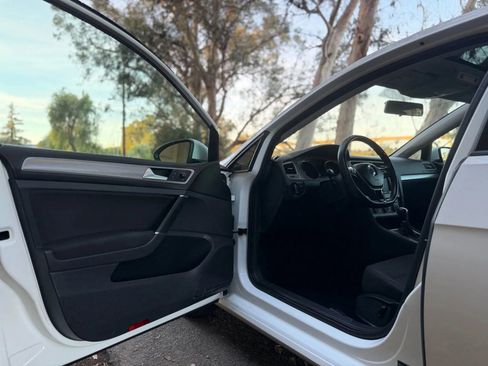 Used 2016 Volkswagen Golf S image 8