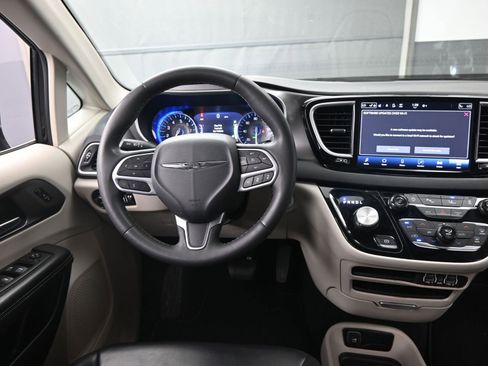 Used 2023 Chrysler Pacifica Touring-L FWD image 14