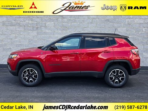 Used 2025 Jeep Compass Trailhawk AWD/4WD image 2
