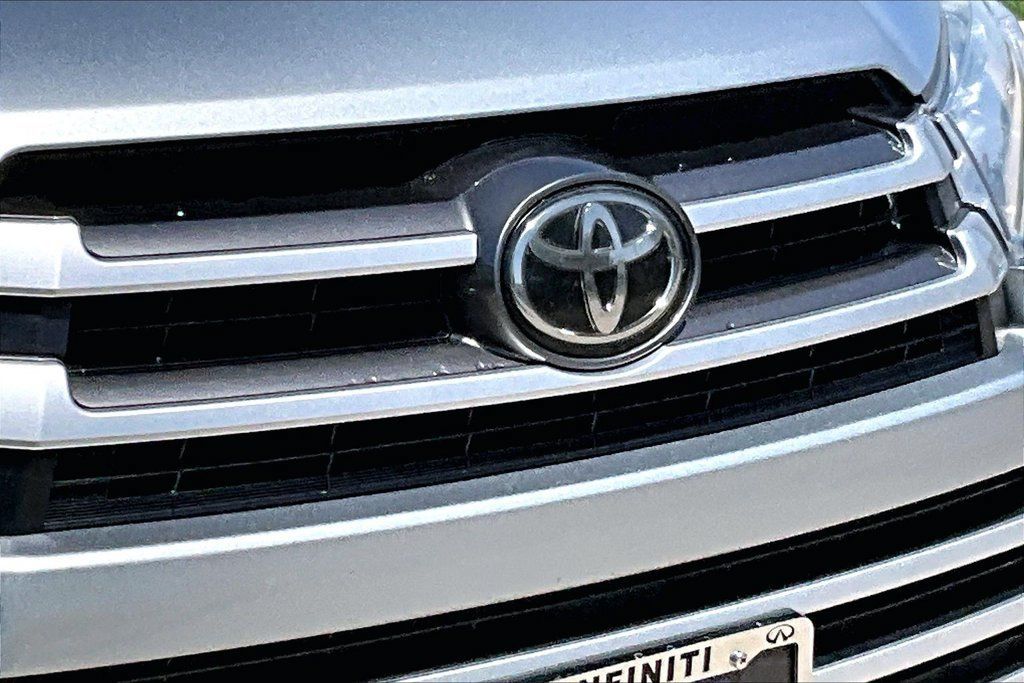 Used 2017 Toyota Highlander XLE AWD/4WD image 11