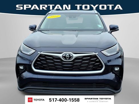 Used 2022 Toyota Highlander XLE AWD/4WD image 3