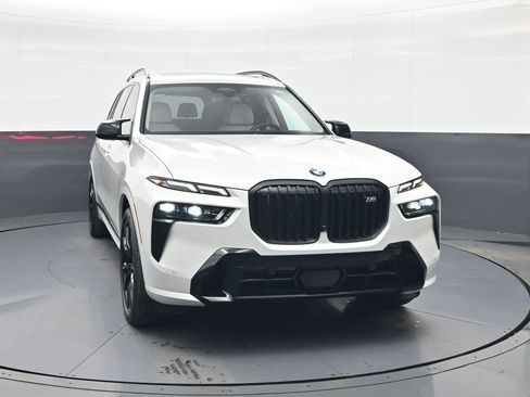 Used 2025 BMW X7 M60i w/ Executive Package image 3