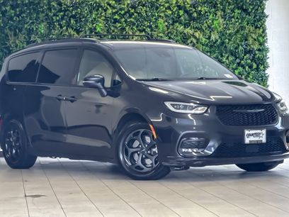 Used 2021 Chrysler Pacifica Touring-L w/ Uconnect Theater Family Group