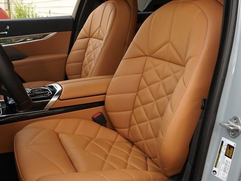 Used 2025 BMW 740i image 3