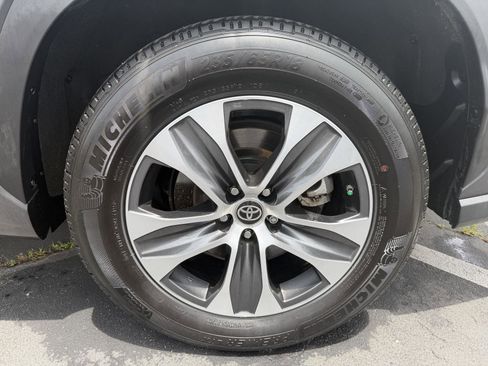 Used 2023 Toyota Highlander XLE FWD image 9