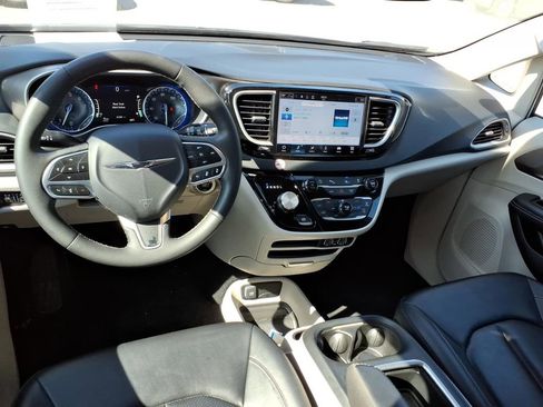 Used 2024 Chrysler Pacifica Touring-L FWD image 6