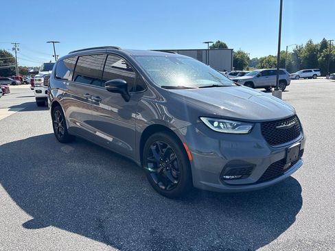 Used 2023 Chrysler Pacifica Limited w/ S Appearance Package AWD/4WD image 11