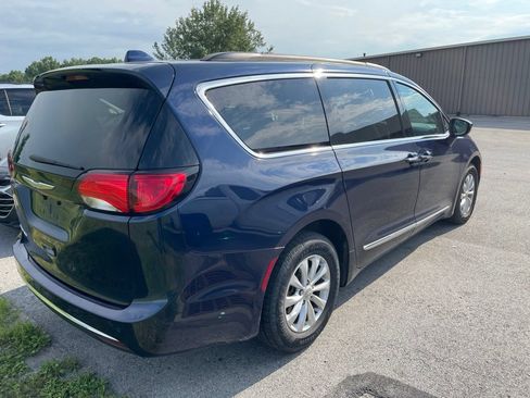 Used 2017 Chrysler Pacifica Touring-L FWD image 6