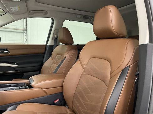 Used 2024 Nissan Pathfinder Platinum w/ Black Appearance Package image 21