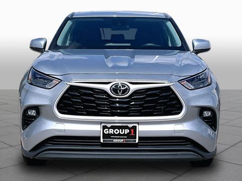 Used 2025 Toyota Highlander XLE FWD image 4