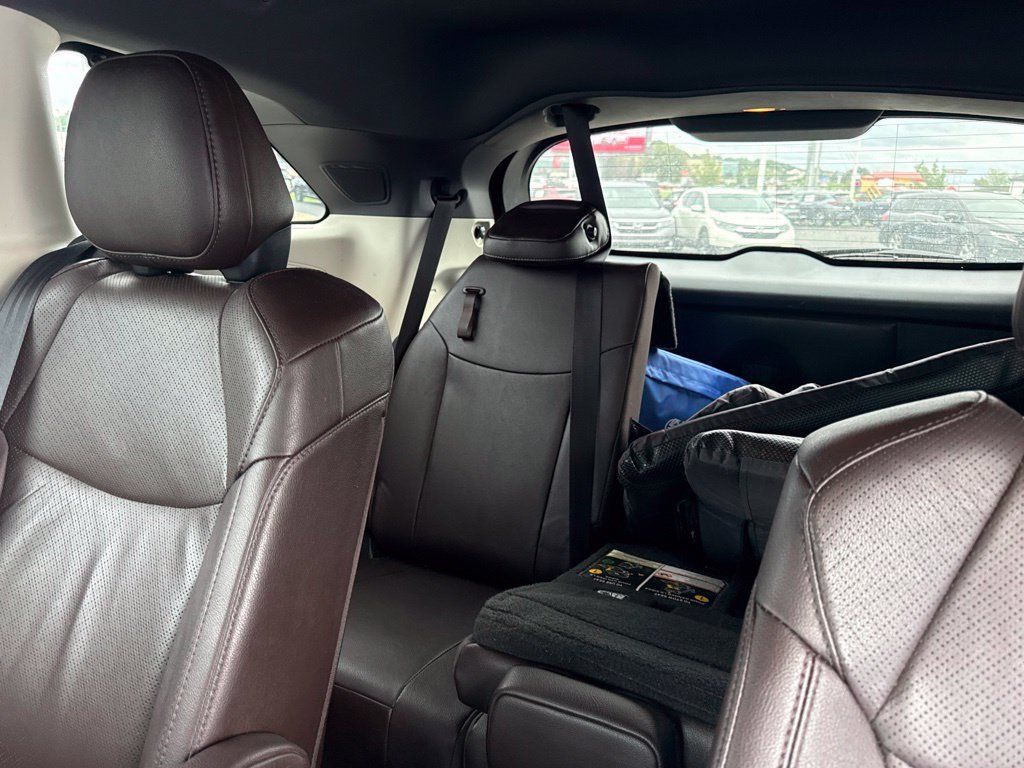 Used 2021 Toyota Sienna Platinum FWD image 4