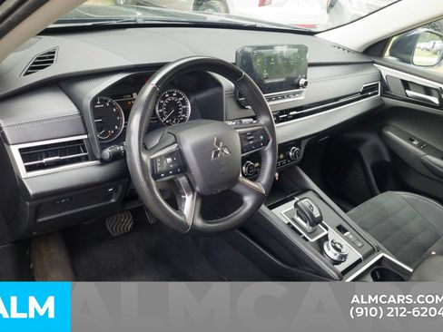 Used 2024 Mitsubishi Outlander SE AWD/4WD image 5