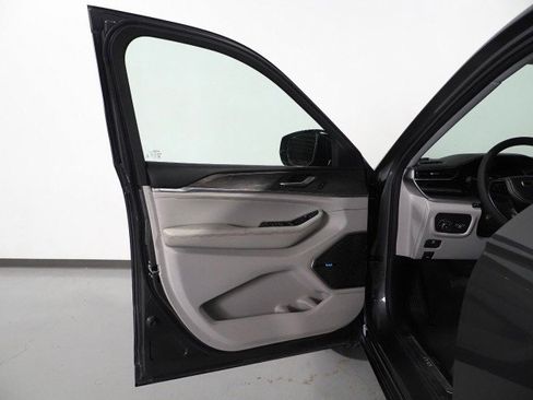 Used 2023 Jeep Grand Cherokee Overland image 63