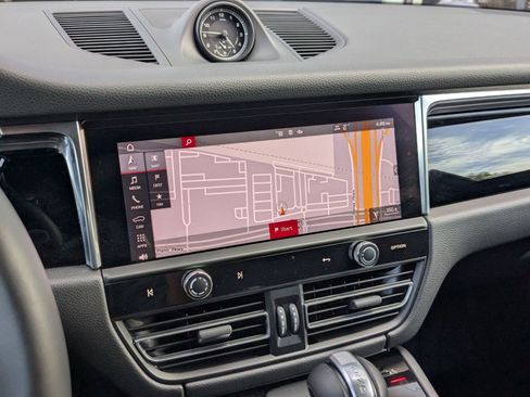 Certified 2026 Porsche Macan AWD/4WD image 17